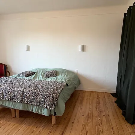 Spacious, Bright And Comfortable Bedrooms Dom wakacyjny Lannemezan